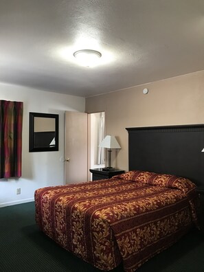 Free WiFi, bed sheets - Town House Motel (Weed)