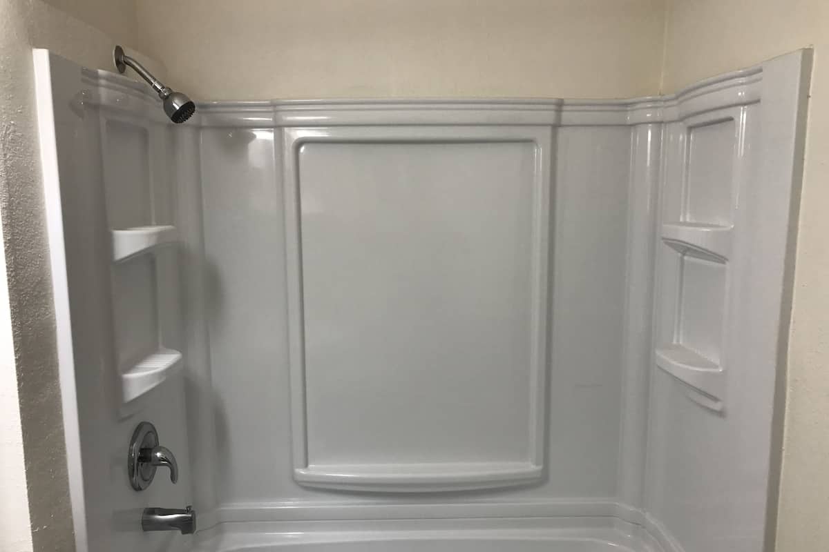 Combined shower/bathtub, free toiletries, hair dryer, towels
