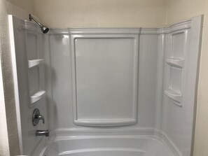 Ducha y bañera combinadas y artículos de higiene personal gratuitos