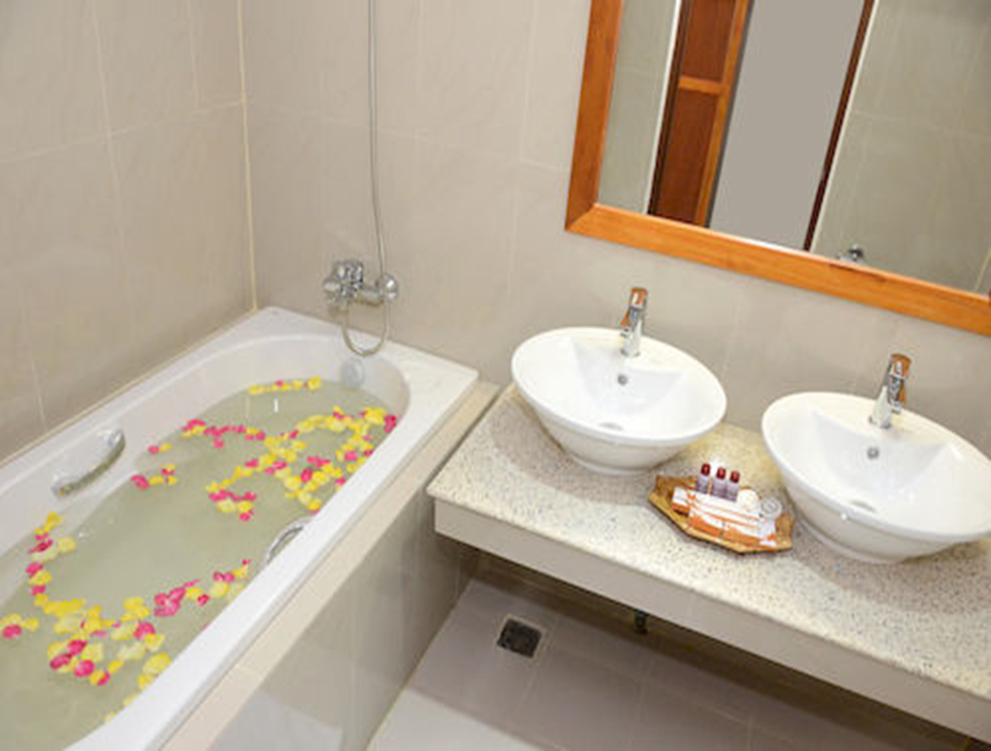 executive deluxe | bathroom | combined shower/bathtub, rainfall showerhead, free toiletries