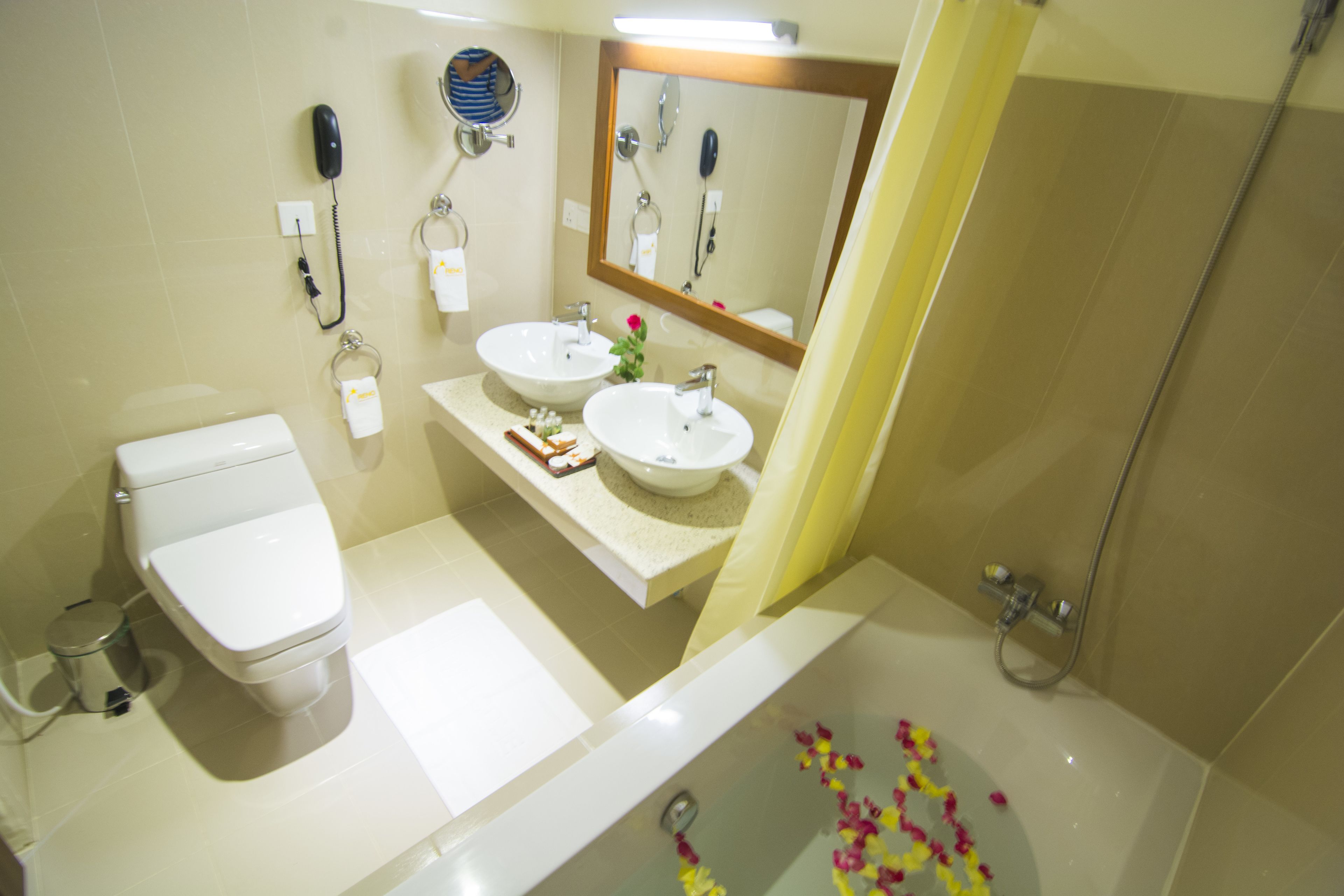 grand deluxe | bathroom | combined shower/bathtub, rainfall showerhead, free toiletries