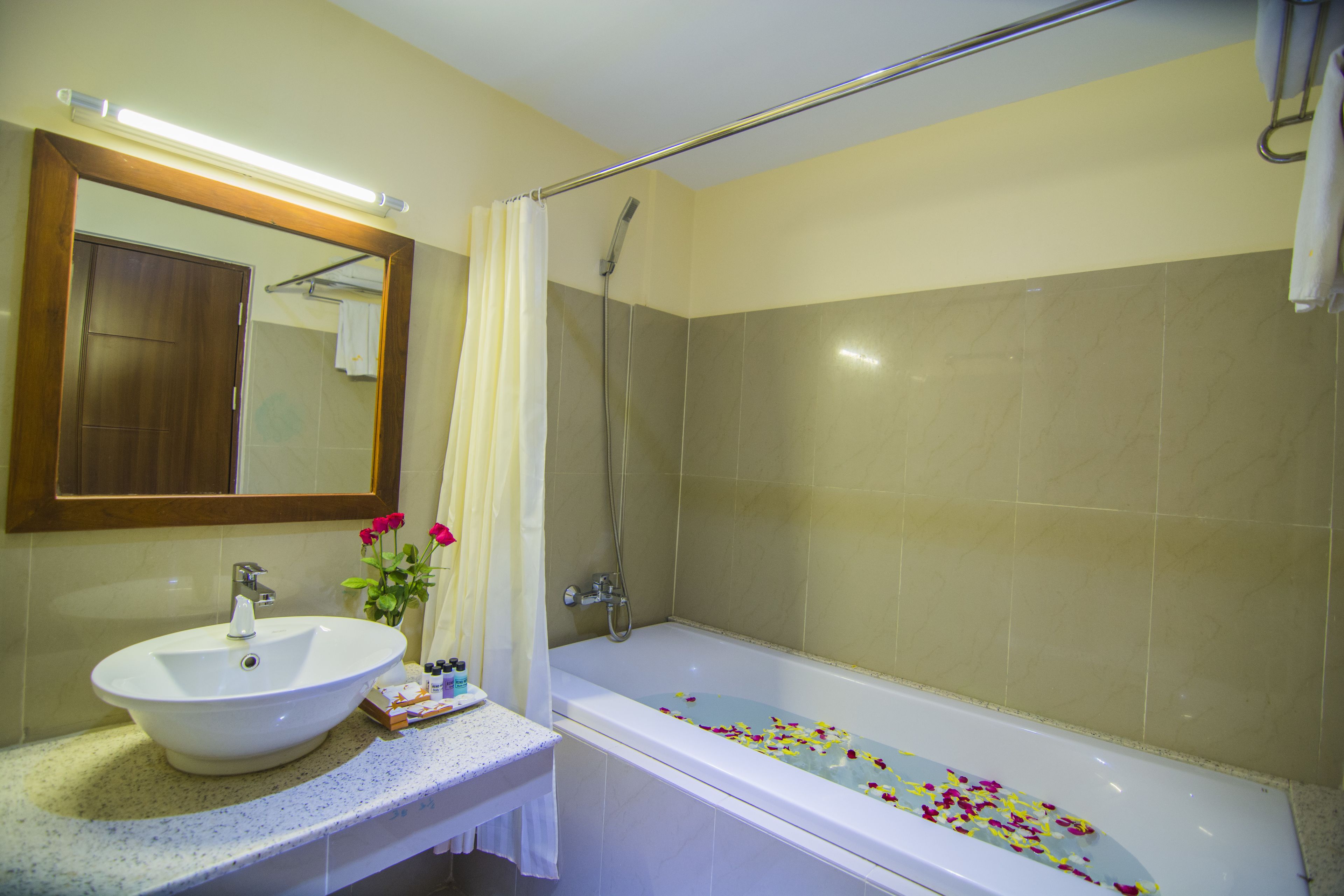 deluxe room | bathroom | combined shower/bathtub, rainfall showerhead, free toiletries