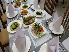 Breakfast, lunch and dinner served - Reno Hotel (Yangon)