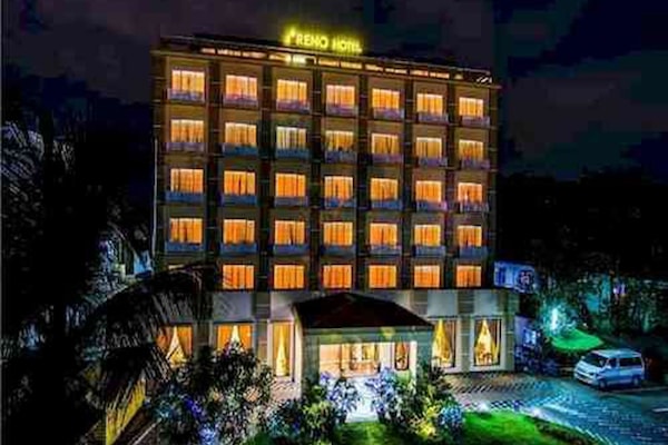 Fachada de la propiedad por la tarde o noche