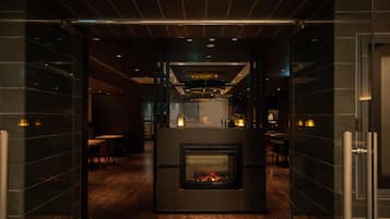 Serveert ontbijt, lunch en diner