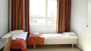 Työpöytä, ilmaiset vauvansängyt, ilmainen Wi-Fi, vuodevaatteet