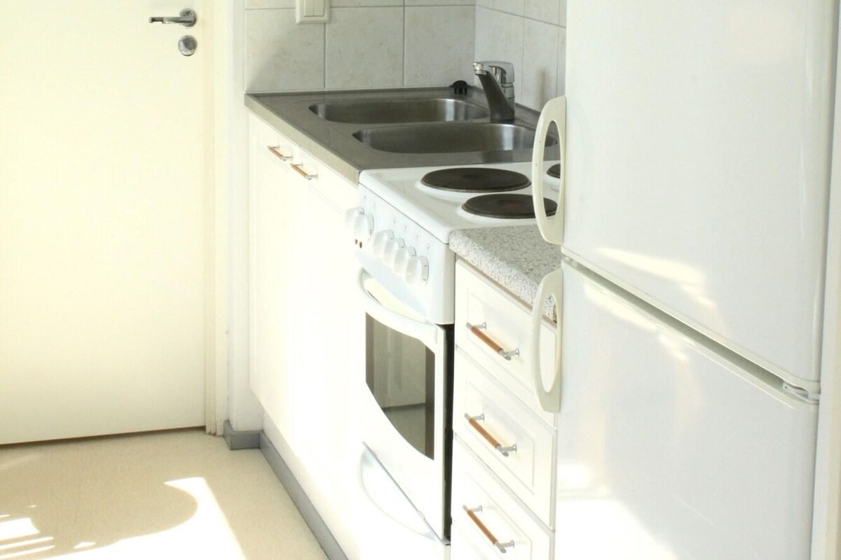 Eine Küche mit Herd, Spüle und Kühlschrank.