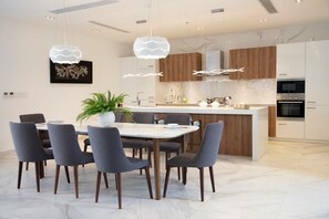Villa Prestige | Cuisine privée | Réfrigérateur grande capacité avec congélateur, four à micro-ondes