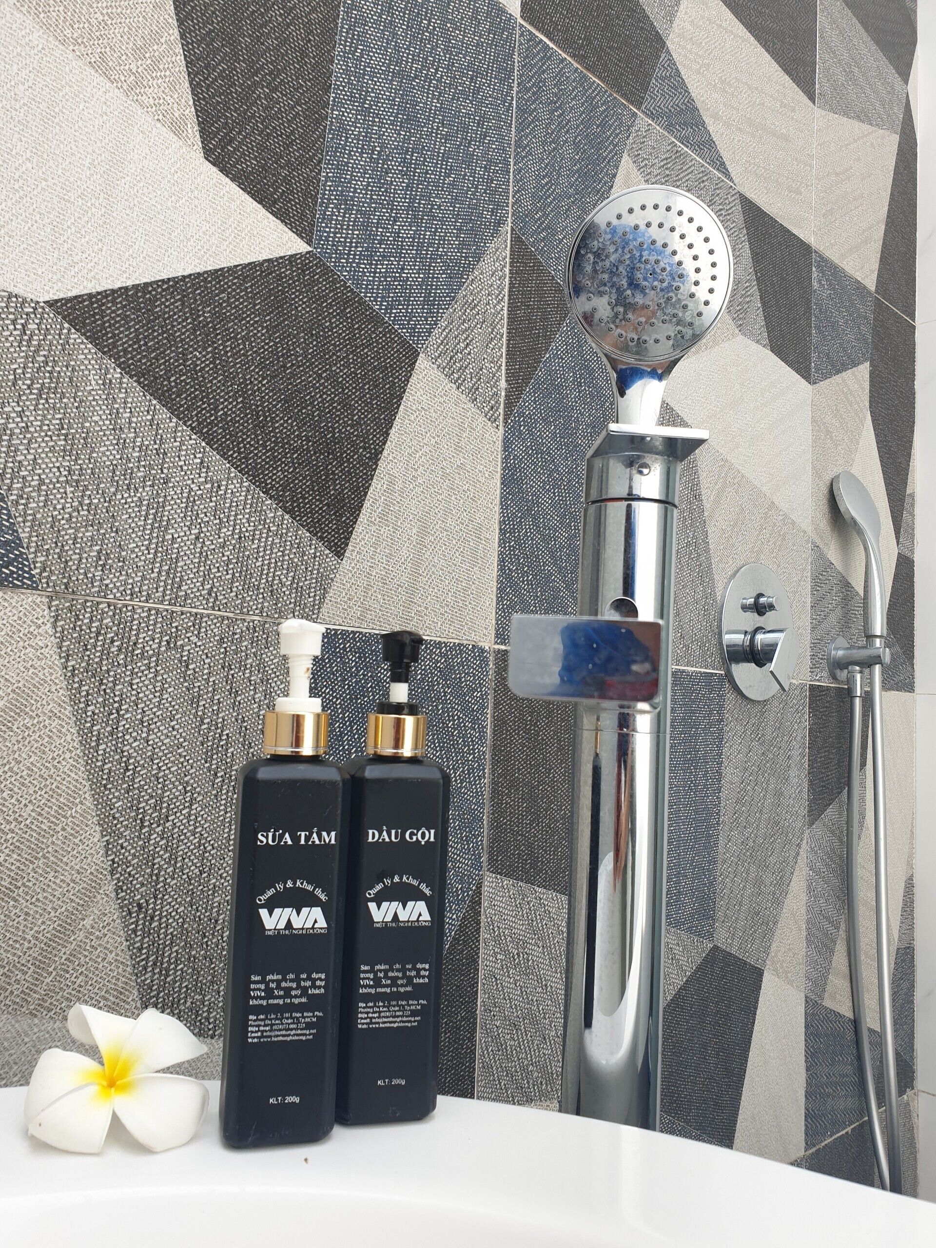 Villa Premium | Baño | Regadera tipo lluvia, amenidades de baño gratuitas, secadora de cabello 