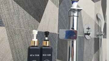 Villa Premium | Baño | Regadera tipo lluvia, amenidades de baño gratuitas, secadora de cabello
