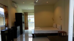 Un dormitorio con cama, escritorio, silla y armario.