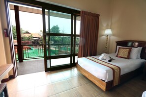 Deluxe Room | Hypo-allergenic bedding, minibar, in-room safe, desk