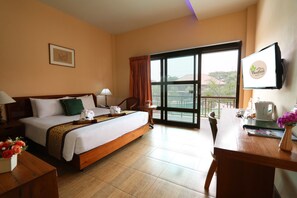 Rom – deluxe | Allergitestet sengetøy, minibar, safe på rommet og skrivebord