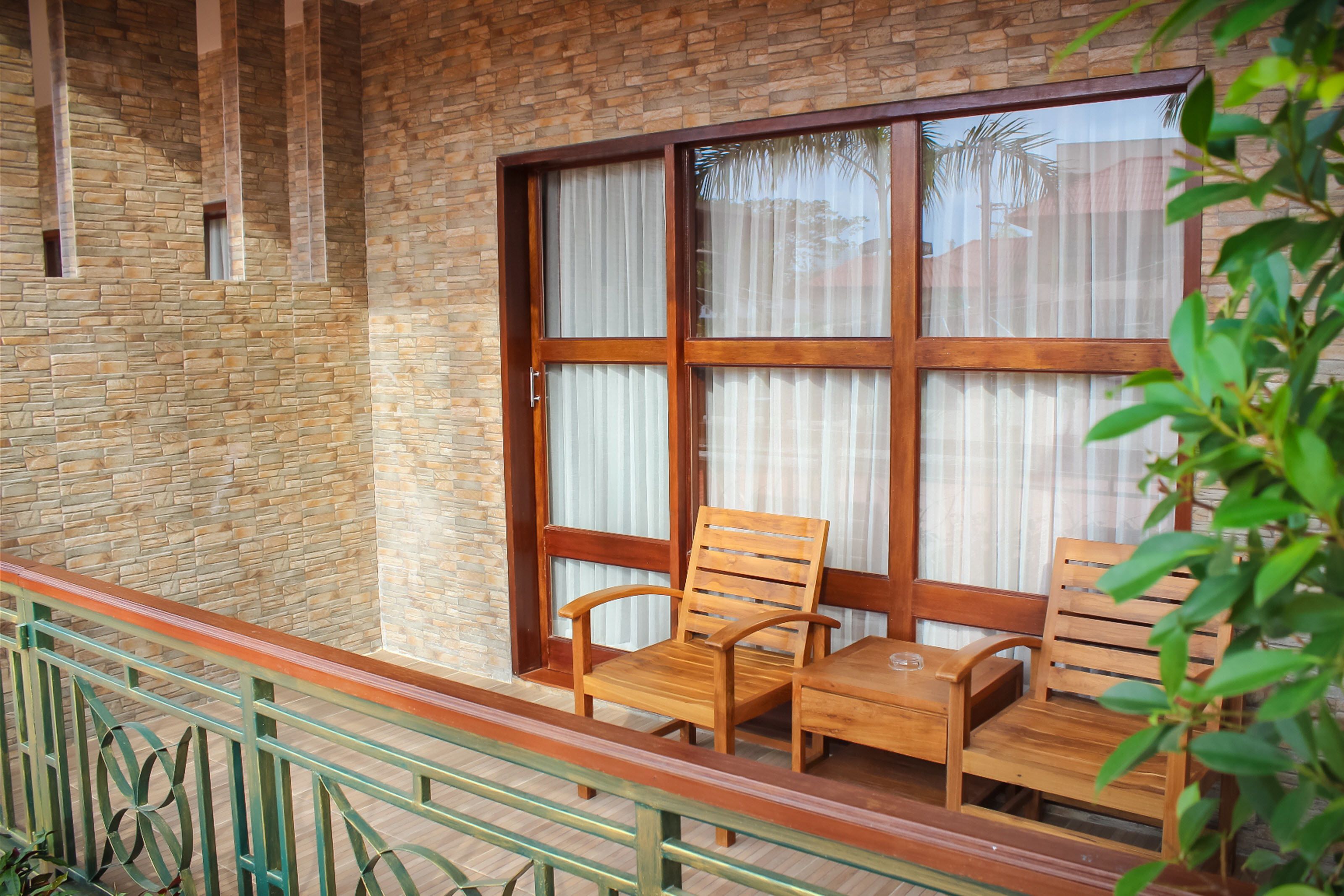 deluxe room | hypo-allergenic bedding, minibar, in-room safe, desk