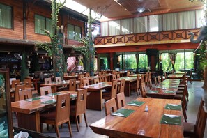 Breakfast, lunch, dinner served; Thai cuisine 