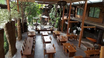 Petit déjeuner, déjeuner et dîner servis sur place, plats Cuisine thaï