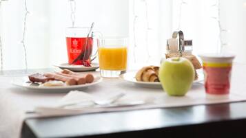 Päivittäinen mannermainen aamiainen (10 EUR per henkilö)