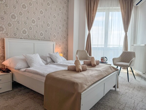 Comfort tweepersoonskamer | Een kluis op de kamer, een bureau, verduisterende gordijnen