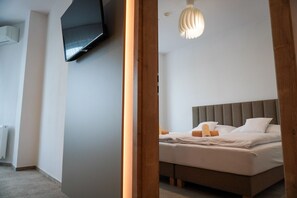 Premium Apartment | In-room safe, desk, laptop workspace, blackout drapes - Hotel Modena (Bratislava)