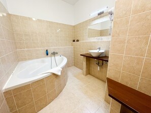 Apartment | Bathroom | Free toiletries, hair dryer, towels - Hotel Modena (Bratislava)