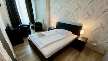 Kahden hengen comfort-huone | 1 makuuhuone, tallelokero huoneessa, työpöytä, pimennysverhot