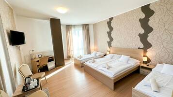 Perhehuone, useita sänkyjä | 1 makuuhuone, tallelokero huoneessa, työpöytä, pimennysverhot