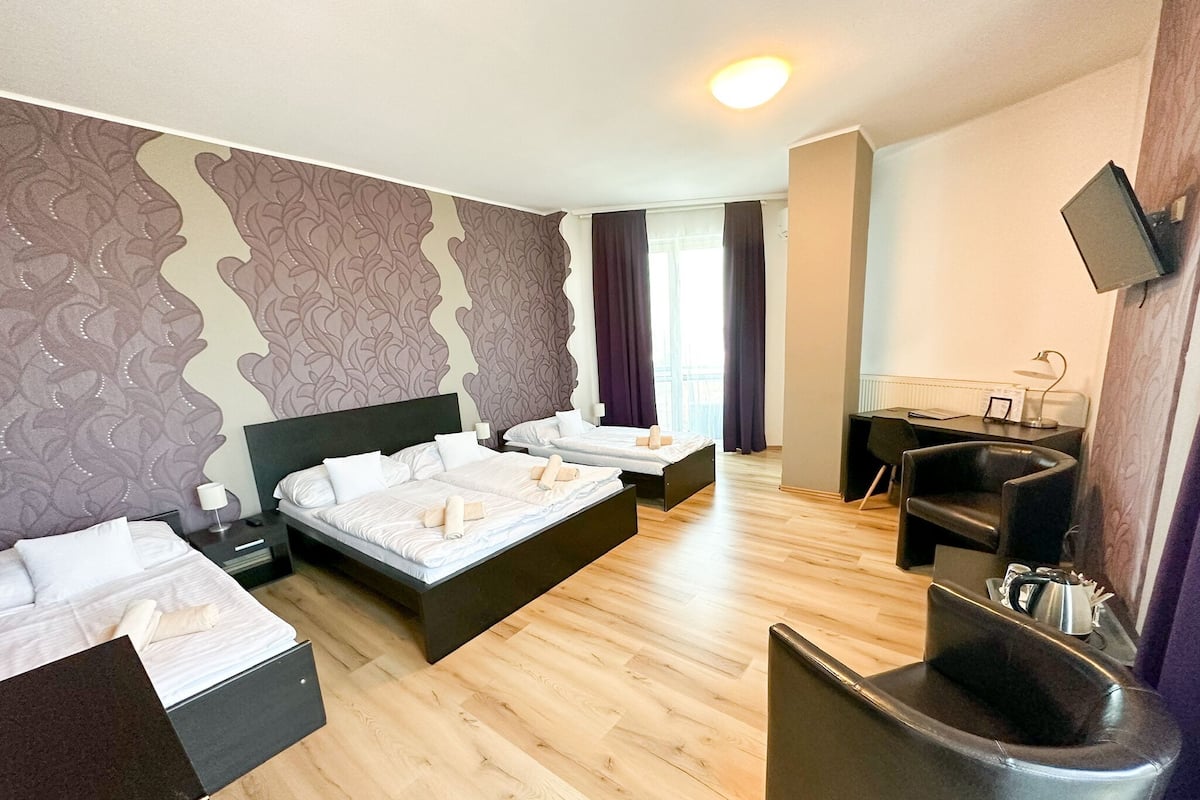 Family Room, Multiple Beds