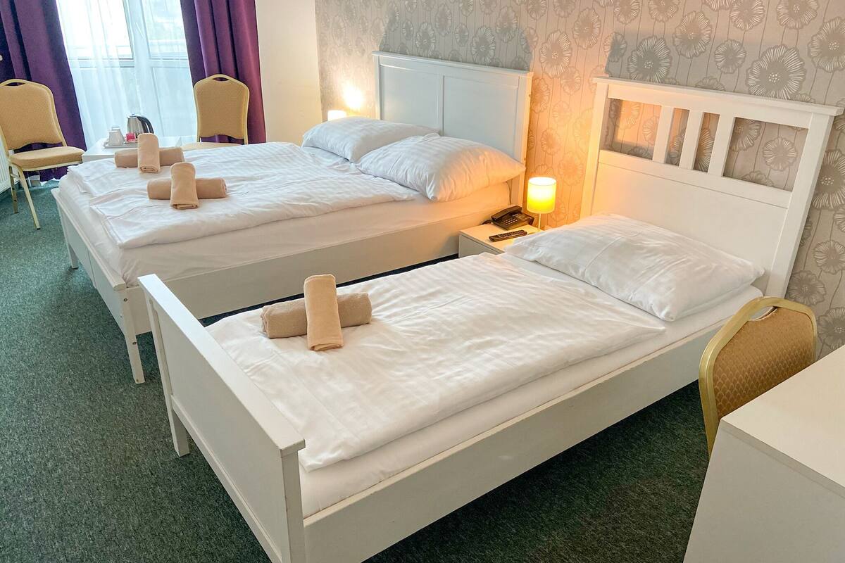 1 habitación, caja de seguridad en la habitación y escritorio