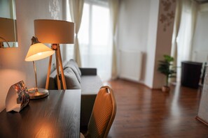 Caja fuerte, escritorio, cortinas opacas y sistema de insonorización