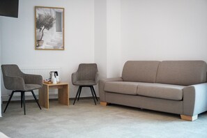 Premium Family Room | Zona de estar | Una televisión LCD