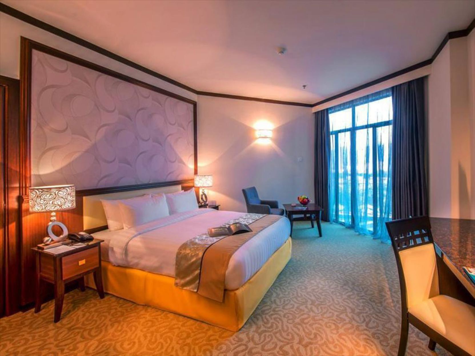 迷你吧、客房内保险箱、办公桌、隔音