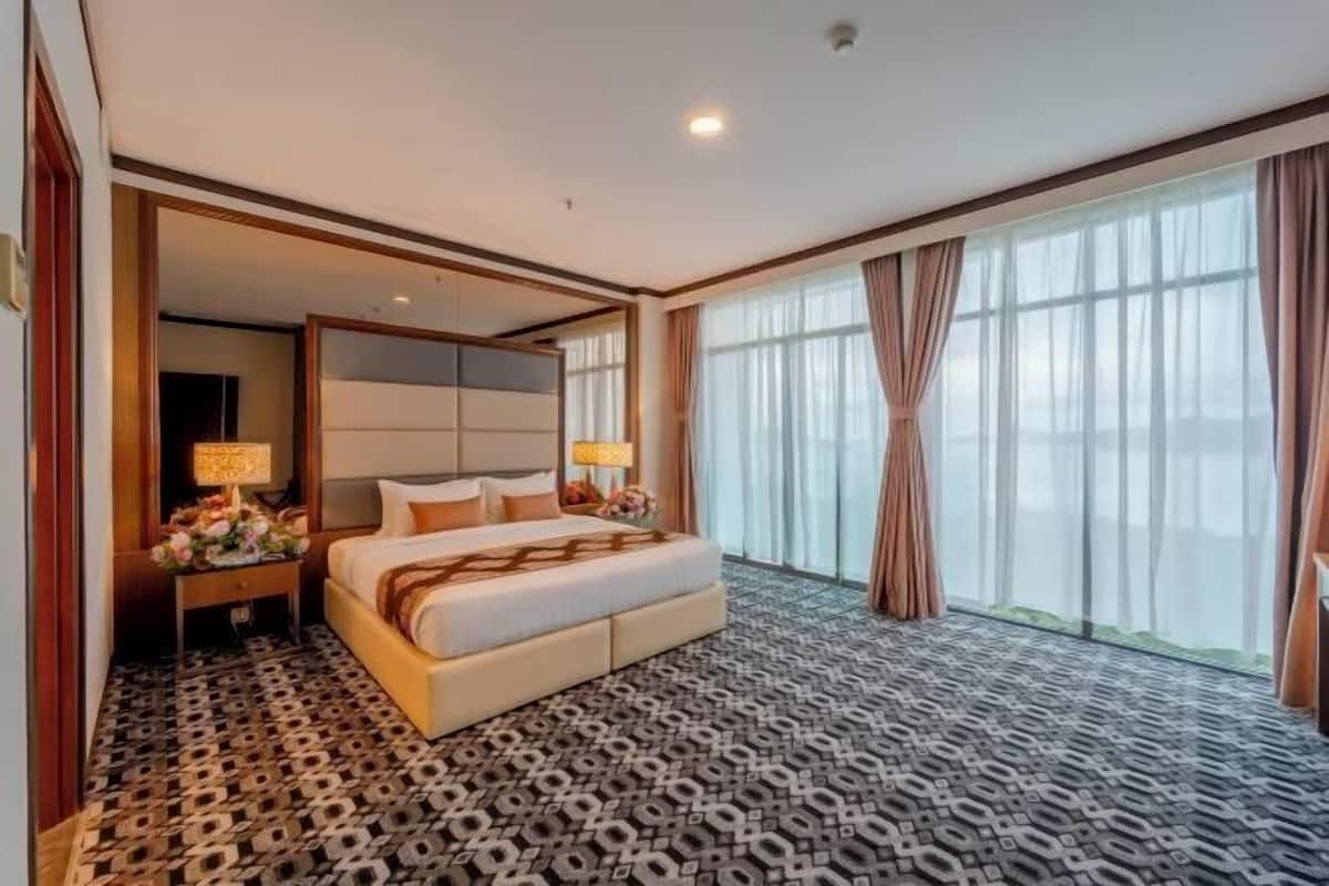 Minibar, caja de seguridad en la habitación y escritorio