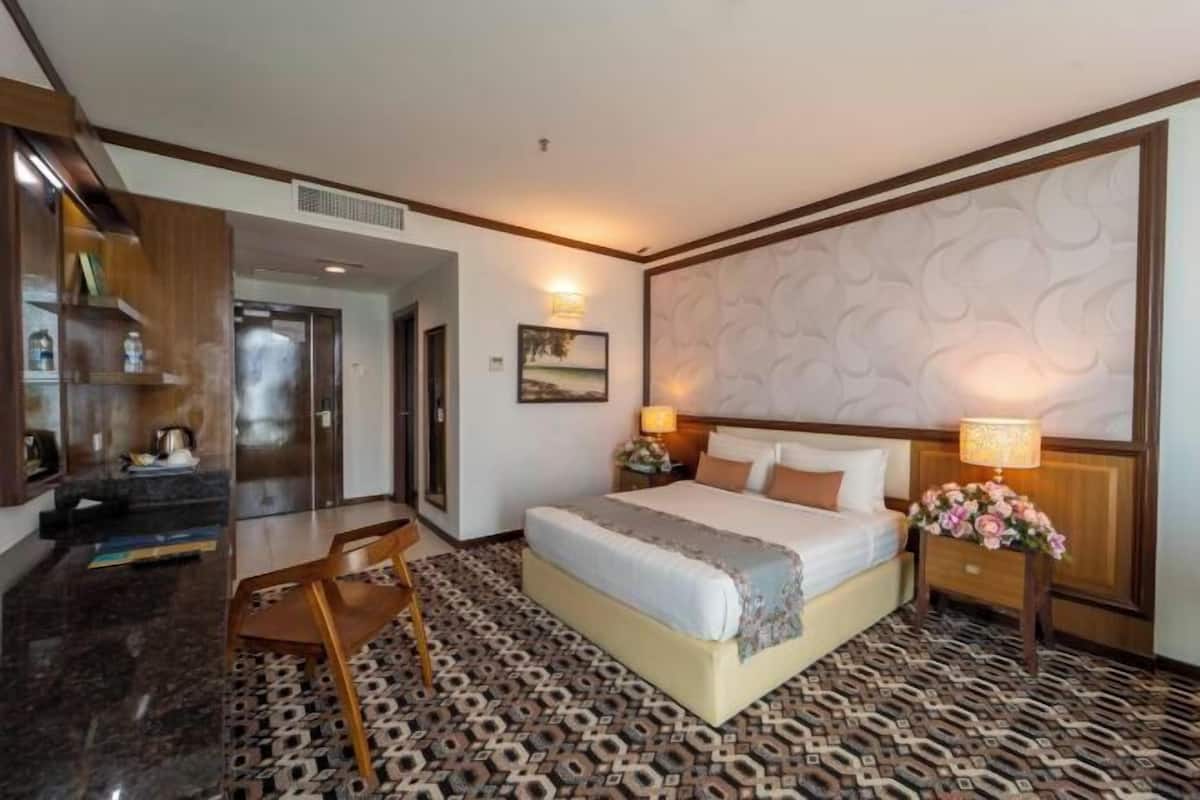 Minibar, caja de seguridad en la habitación y escritorio