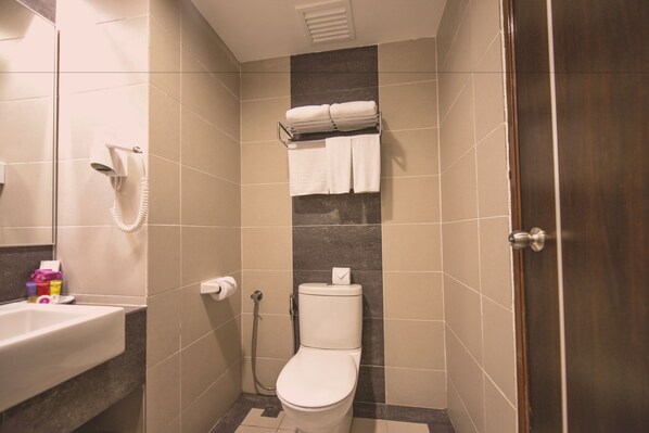 A bathroom with a toilet, a shower, and a sink. - Adya Hotel Langkawi (Langkawi)