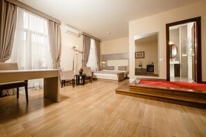 Rom – deluxe | Sengetøy av topp kvalitet, minibar, safe på rommet og skrivebord