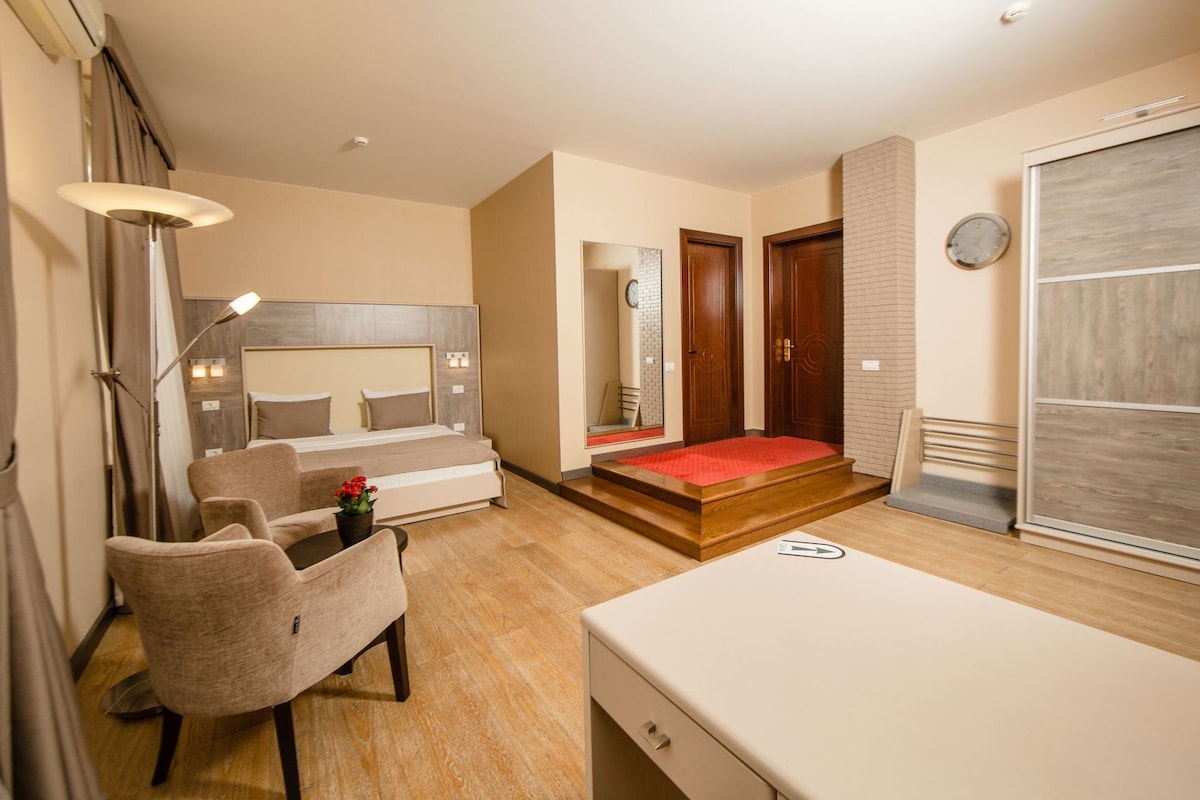 Premium bedding, minibar, in-room safe, desk