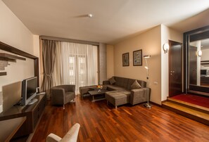 Suite | Sengetøy av topp kvalitet, minibar, safe på rommet og skrivebord