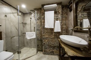 Quarto casal exclusivo, 1 cama King | Banheiro | Produtos de toalete grátis, secador de cabelo, roupões de banho 