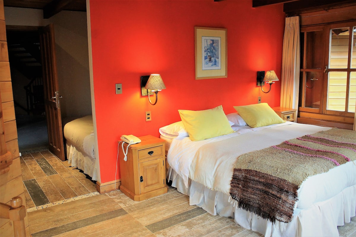 Habitación triple con 1 matrimonial y 1 individual | Caja fuerte, cunas gratuitas, wifi gratis