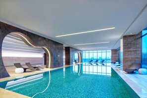 Kolam renang indoor