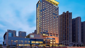 A high-rise hotel with multiple floors, large windows, and a prominent signage. - Four Points By Sheraton Guilin, Lingui (Guilin)