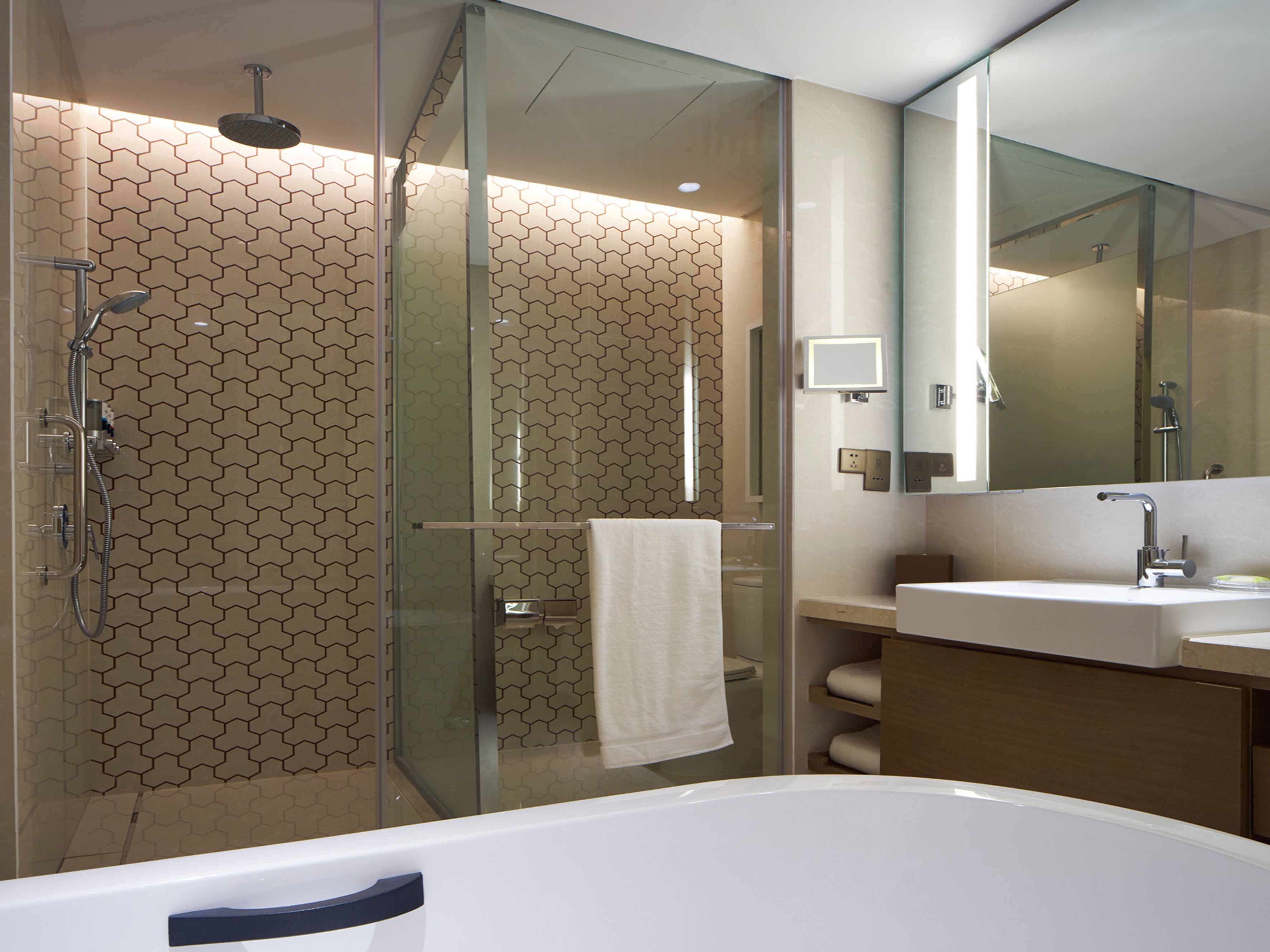 combined shower/bathtub, deep-soaking bathtub, free toiletries