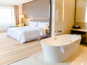 Kombinasi shower/bathtub, bathtub besar,  dan perlengkapan mandi gratis