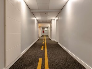 Standaard appartement, Meerdere bedden | Een minibar, een kluis op de kamer, een bureau, een laptopwerkplek