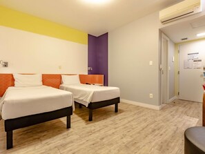 Minibar, in-room safe, desk, laptop workspace - ibis Styles Balneario Camboriu (Balneário Camboriú)