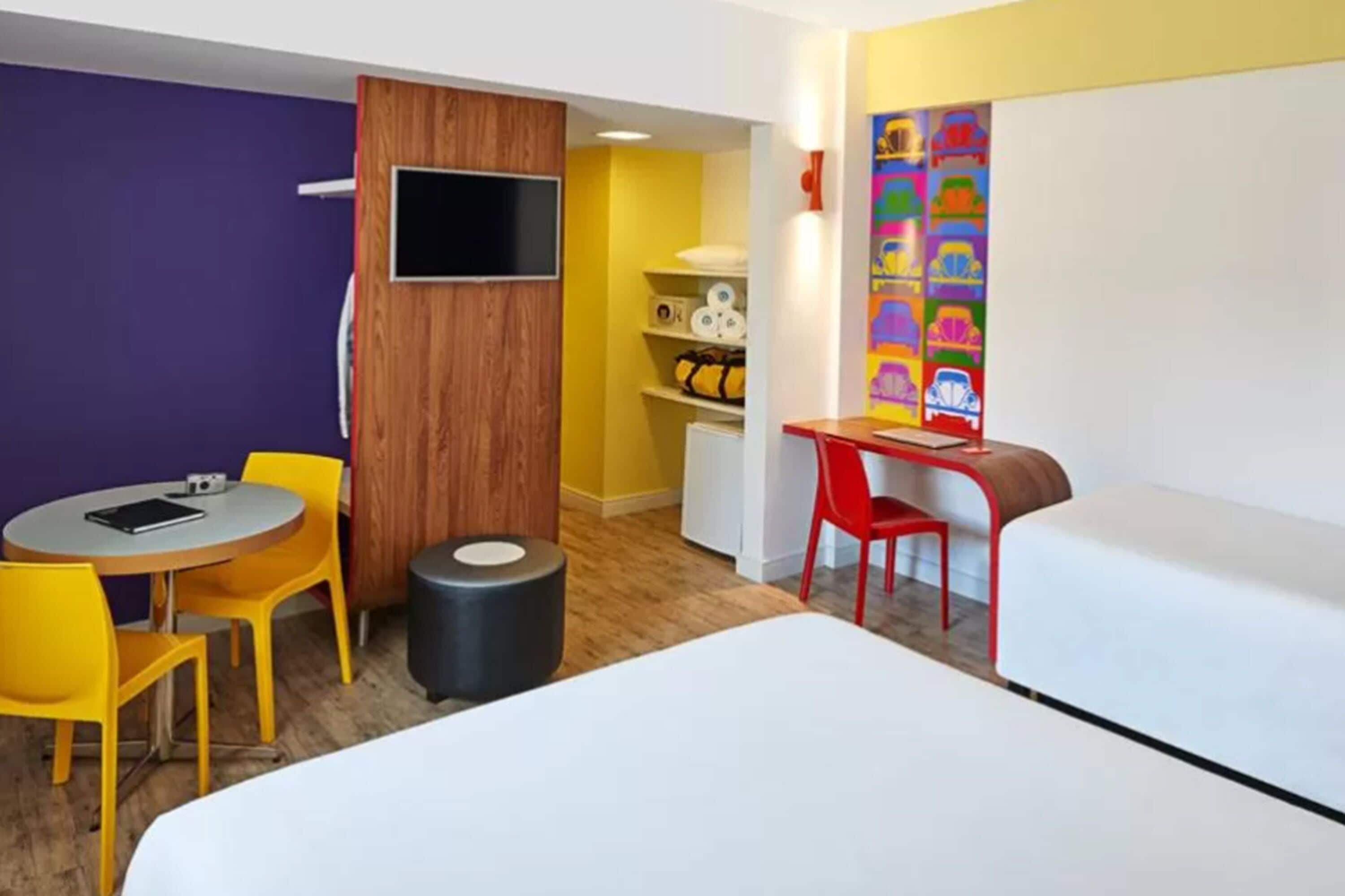 Apartamento estándar, varias camas | Minibar, caja fuerte, escritorio y espacio para trabajar con un portátil