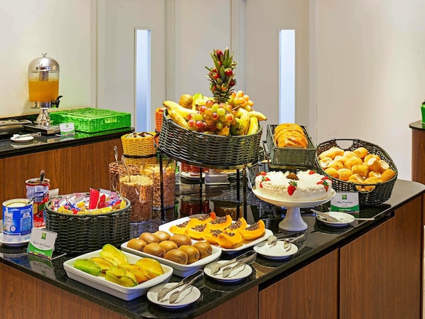 Päivittäinen buffetaamiainen (27 BRL per henkilö)
