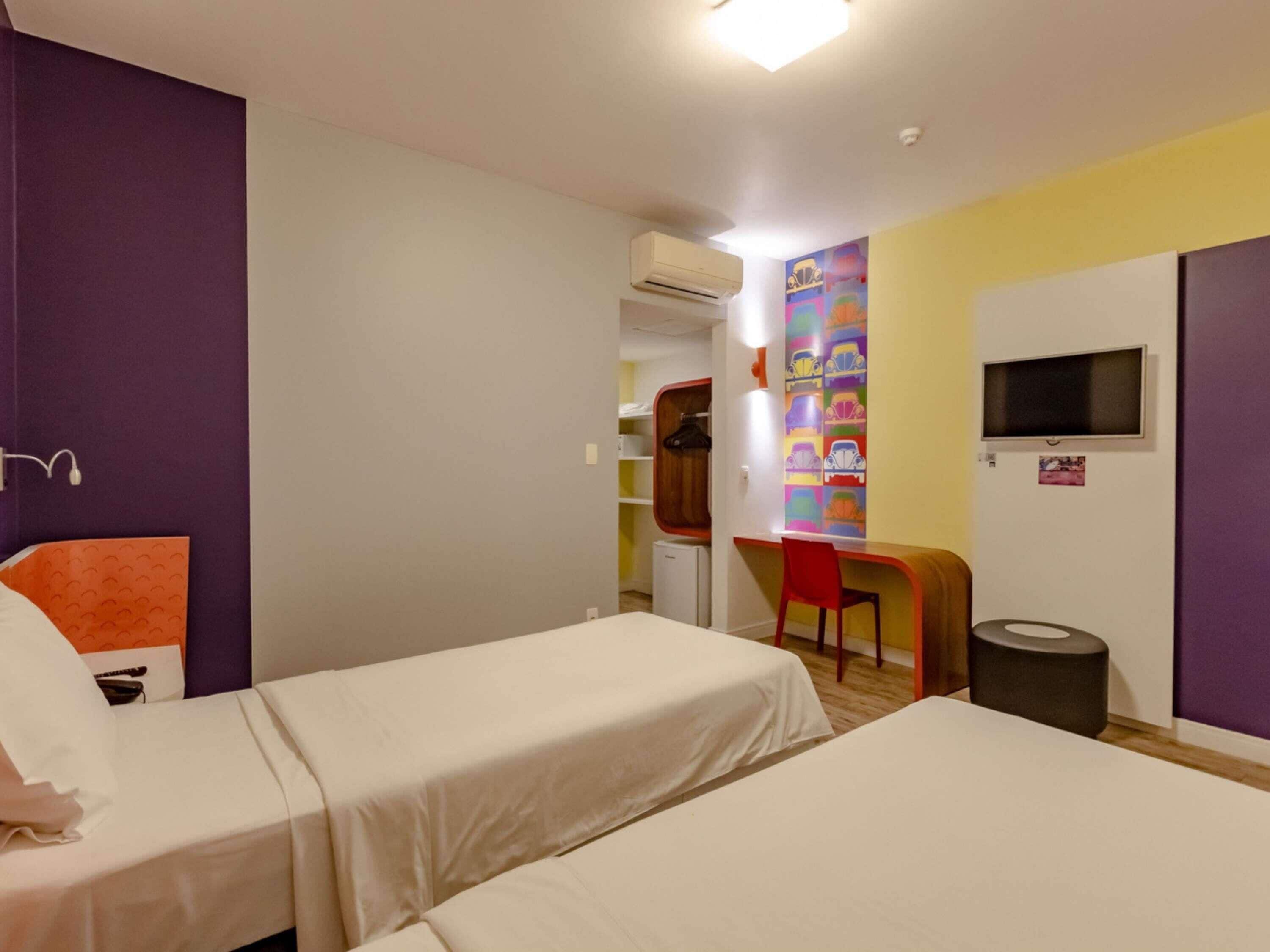 Apartamento standard, 2 camas de solteiro | Frigobar, cofres nos quartos, escrivaninha