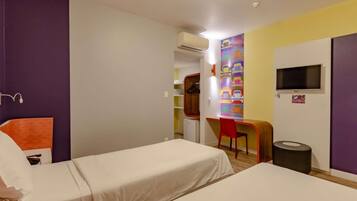 Apartamento standard, 2 camas de solteiro | Frigobar, cofres nos quartos, escrivaninha