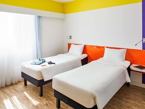 Standaard appartement, 2 eenpersoonsbedden | Een minibar, een kluis op de kamer, een bureau, een laptopwerkplek